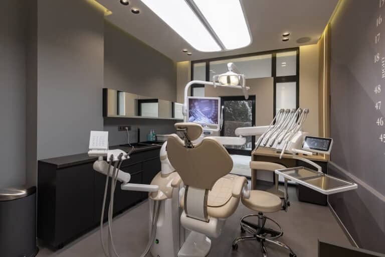 Saiba como otimizar o espaço de um consultório odontológico pequeno.