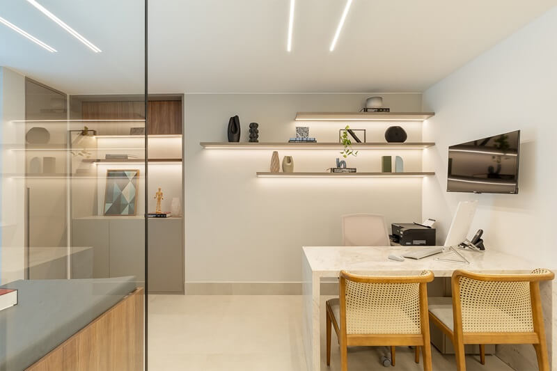 Interior de clínica médica com iluminação suave e design moderno