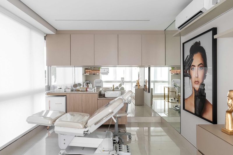 consultório dermatológico com equipamentos modernos, iluminação adequada e ambiente acolhedor